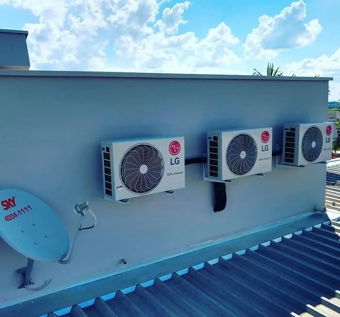 Bateria de condensadoras LG instaladas em telhado comercial
