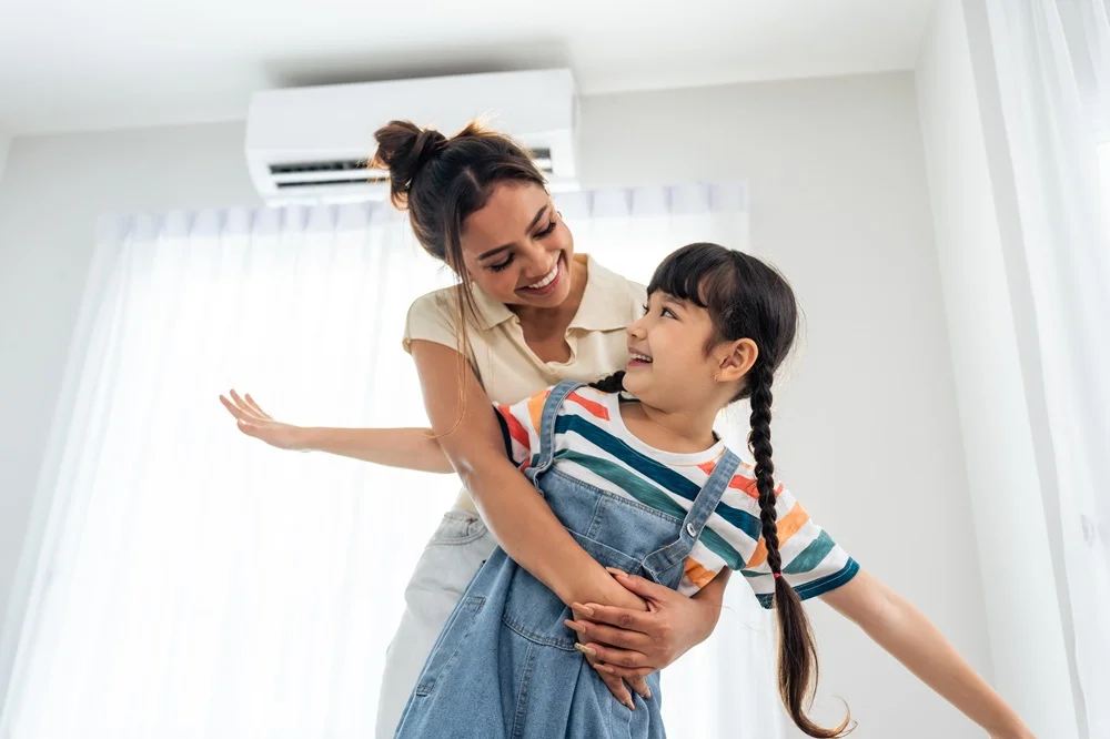 Família aproveitando ambiente climatizado com ar-condicionado split